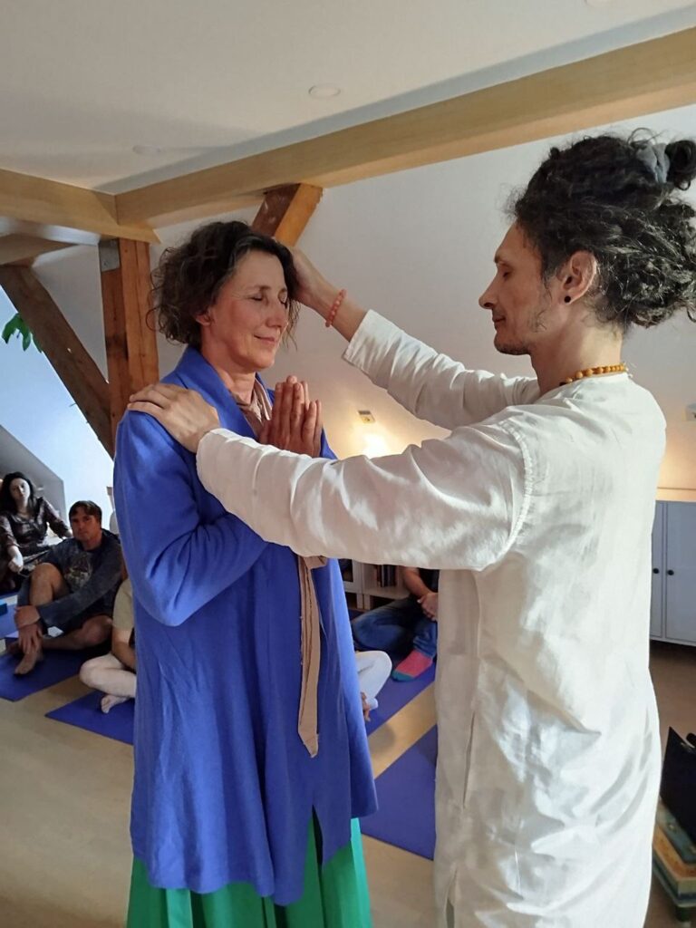 Swami Bhai provodi meditaciju tišine.